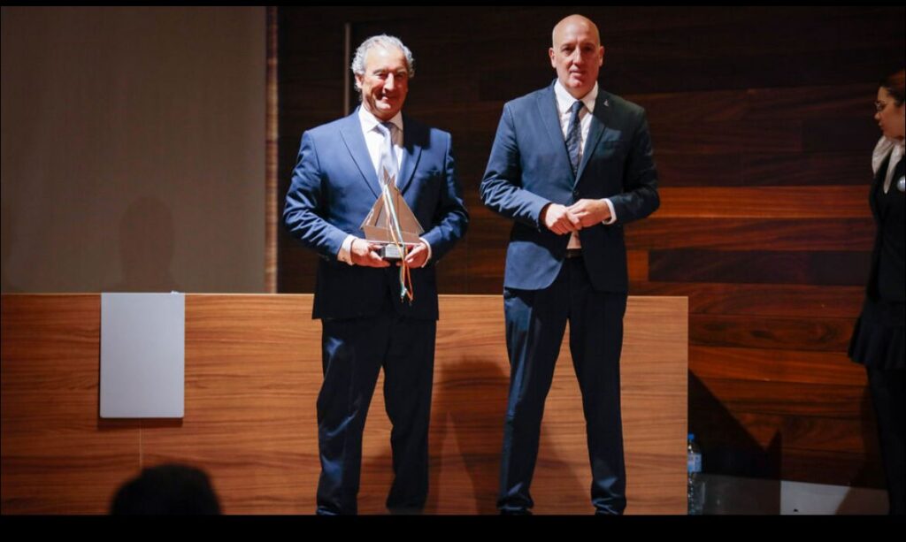 Javier-Gamundi-recibiendo-el-reconocimiento-en-los-Premios-PROA-2023